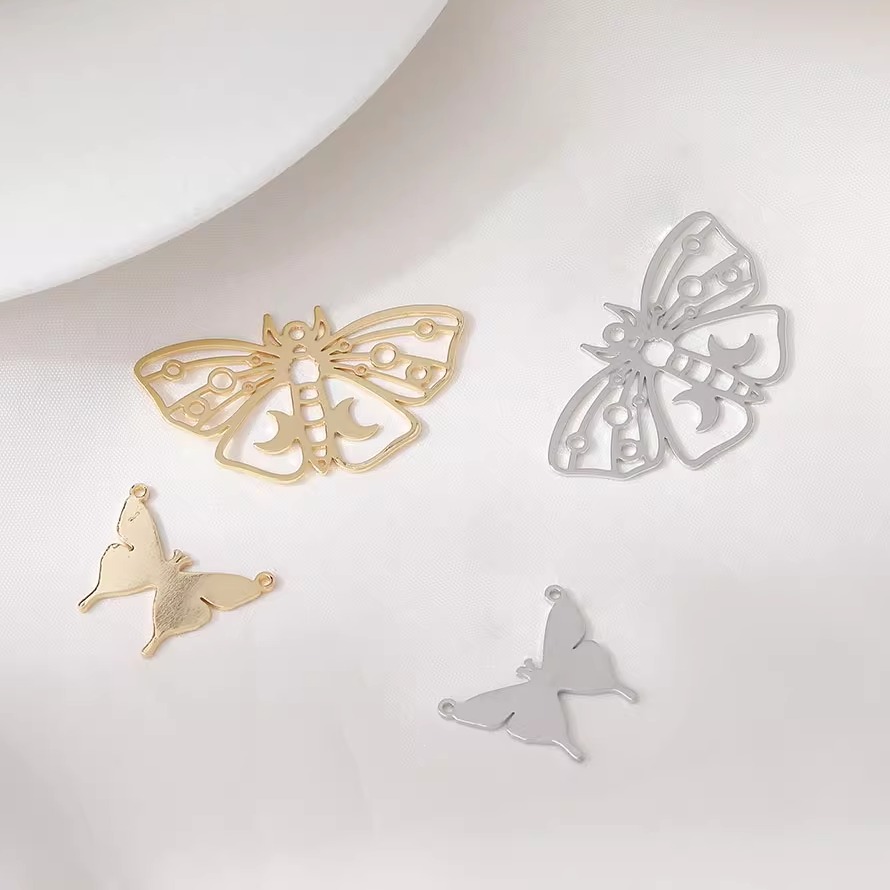 Butterfly Pendant Necklace - Feuille plaquée or 14K, Surface lisse,